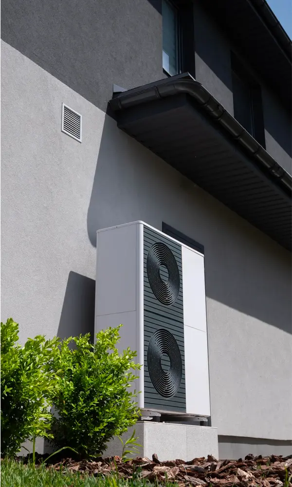 Wärmepumpe am Hausrand